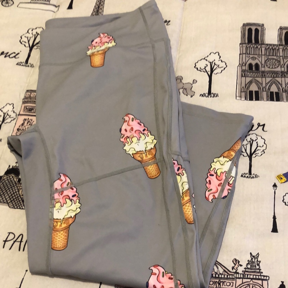 Ice Cream like new Feed me Fight Me Capri Leggings Size XL